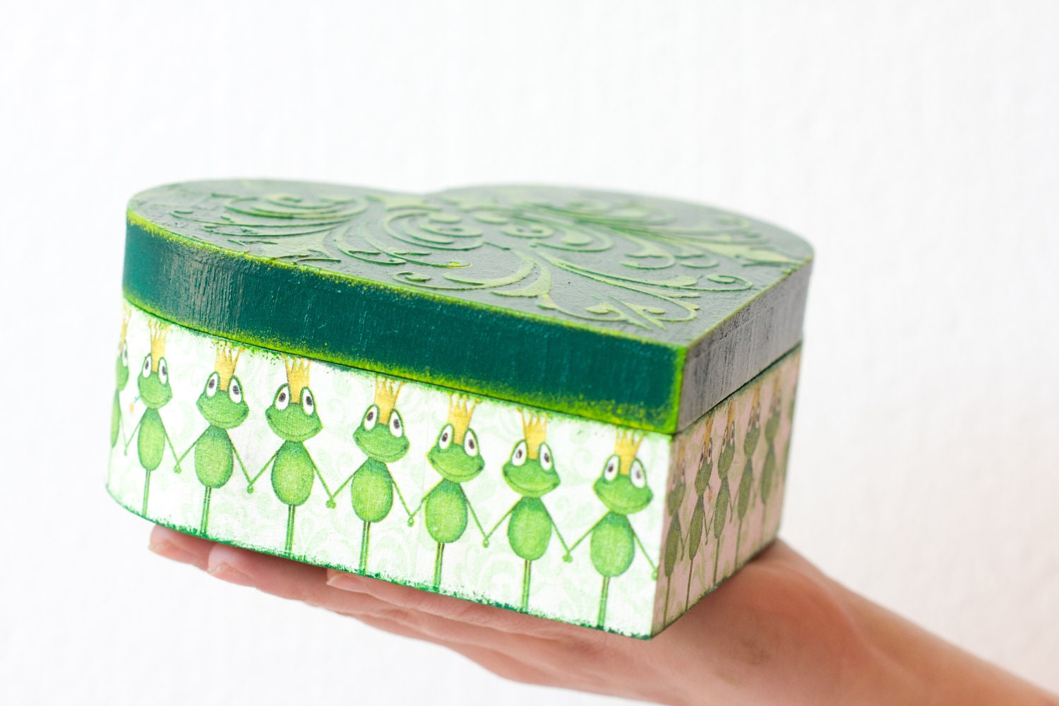 Baby Shower Box, Heart Decorated Green & Yellow Box, King of frogs Wooden Art Trinket Box, Funny nursery decoration ohtteam