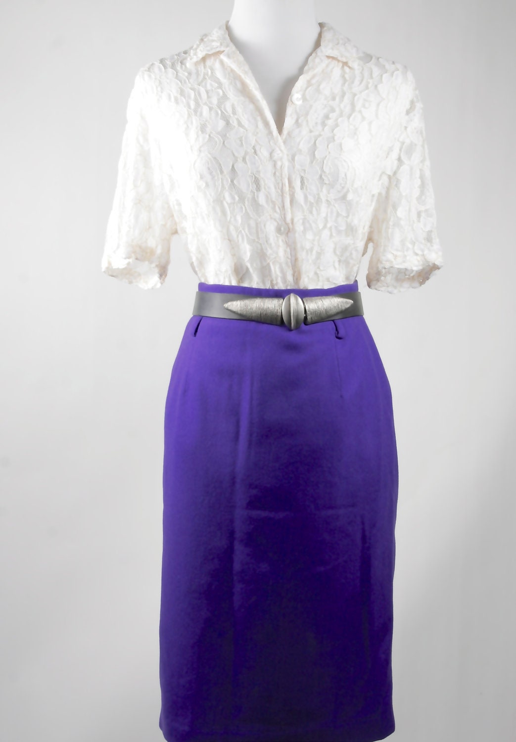Vintage Womens Grape Purple Wool Pencil Skirt by Saks Fifth Avenue Made in Italy Circa 1980s.  Size 5