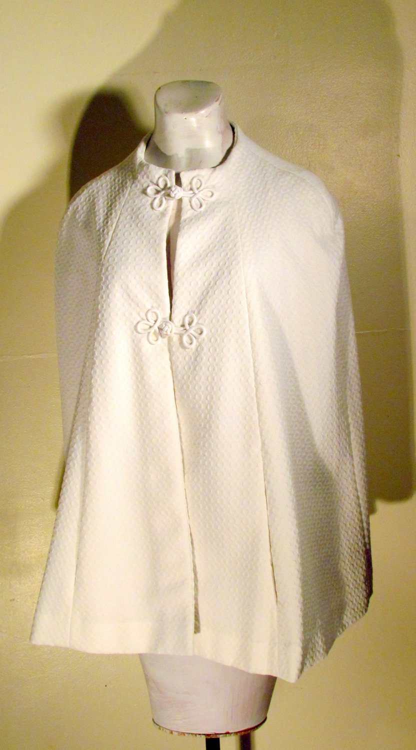 1960's MOD White Textured CAPE