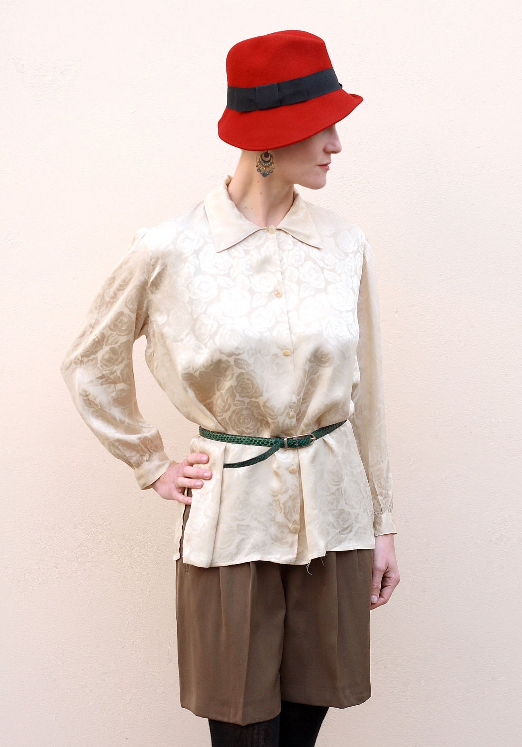 Vintage secretary shirt, with roses print. Italian tailored item. Romantic style.