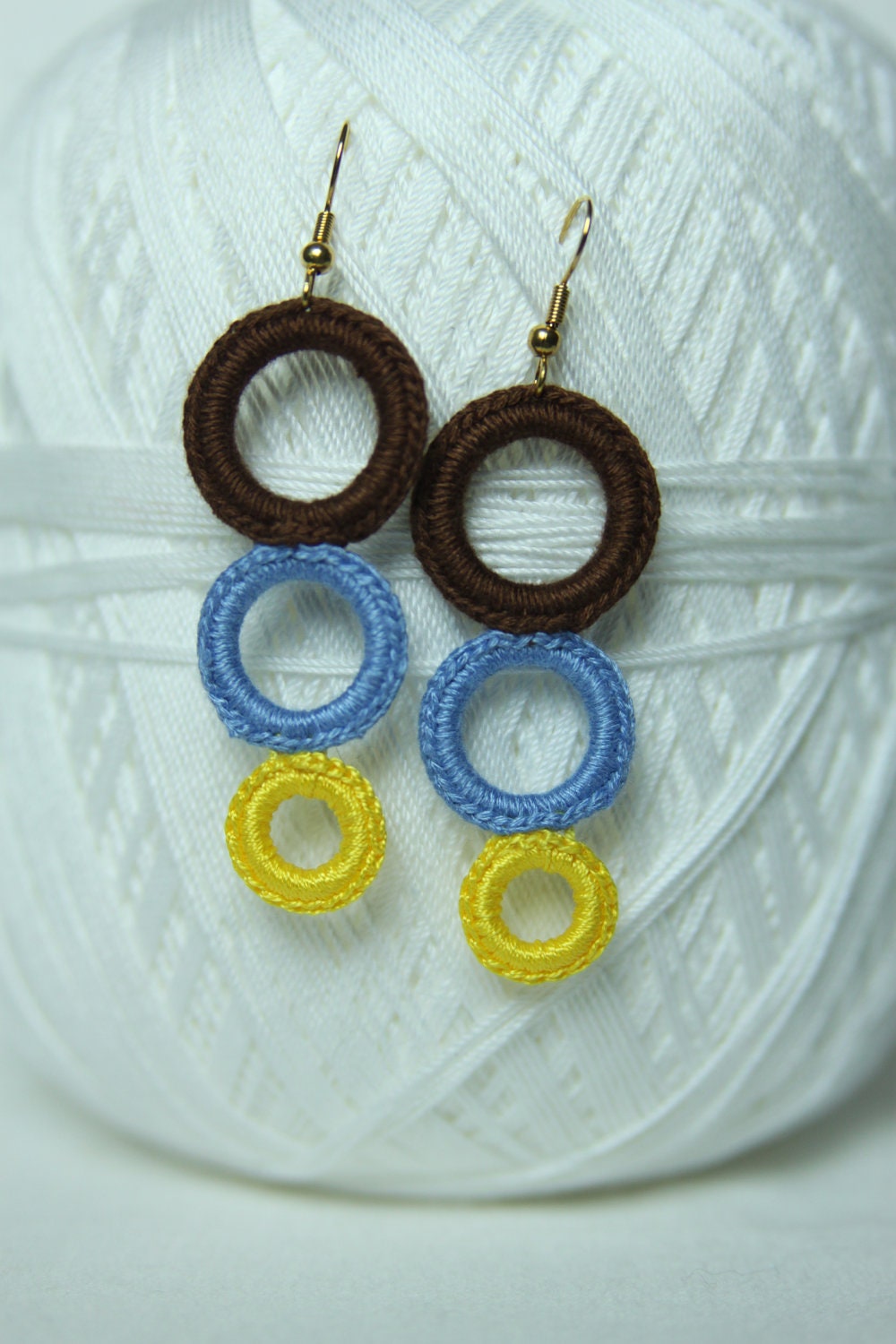 Crocheted dangle earring brown, light blue, yellow