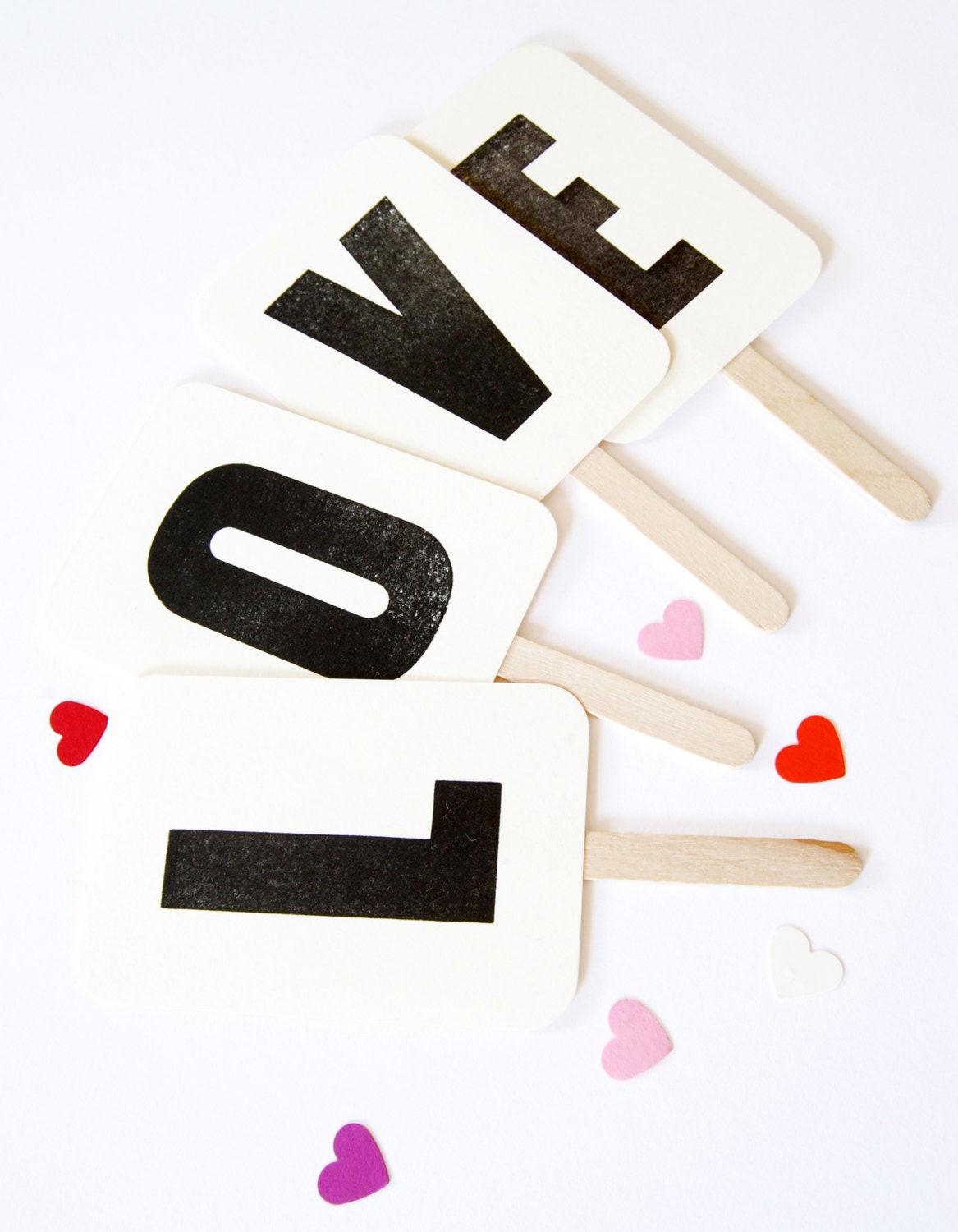 4 Dekostecker - LOVE - Buchstaben, ABC, Typo, Letterpress, handgedruckt auf Papier ca. 7,5 x 9,5 cm plus Holzstecker, Cake Topper