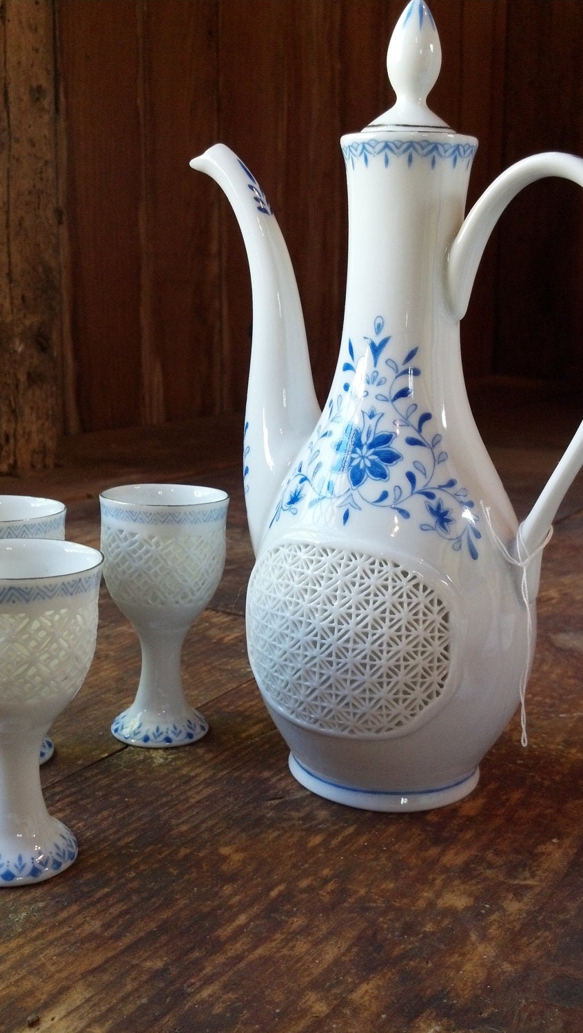 Vintage Japan Sake Set Japanese Gorgeous Porcelain Sake Pitcher and Cups Filigree Cutouts in Case