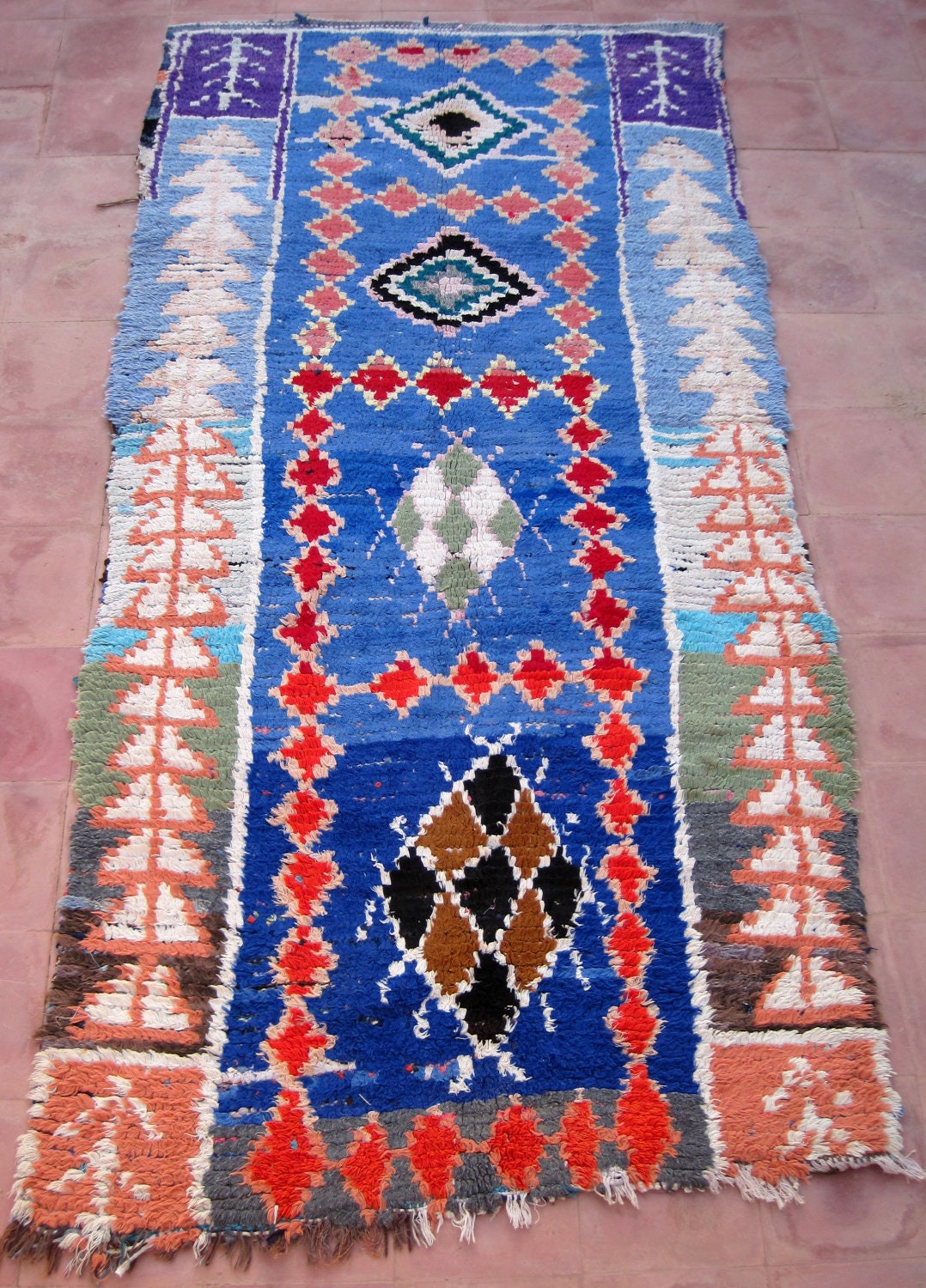 Old Moroccan rug woven by hand from scraps of fabric / boucherouite / boucherouette