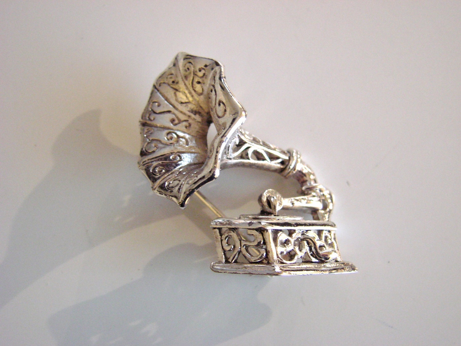 Vintage DANECRAFT Brooch (Silver Tone Grammophone Motif)