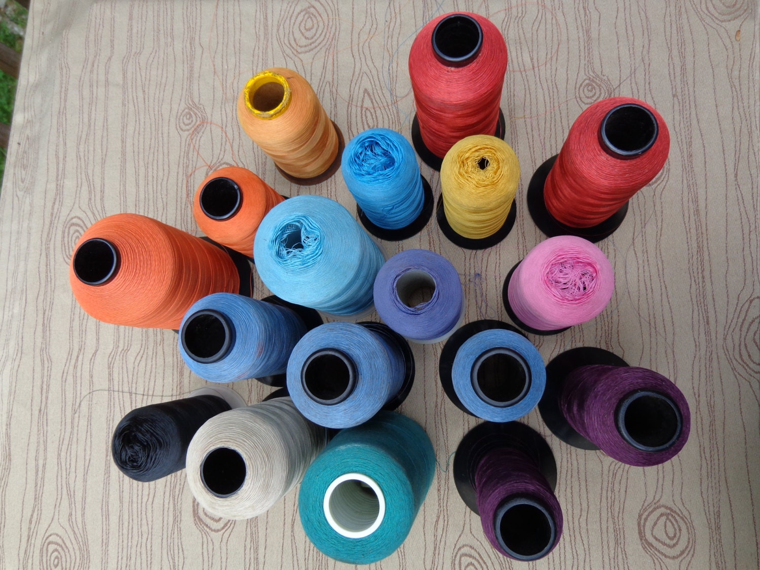 Threads Spools Vintage 15 colors Cut Display Supply Large Small Classic Versatile Glimmer