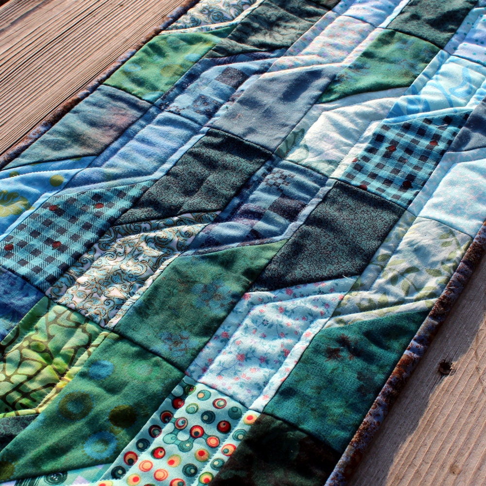 Quilted Table Runner Ocean Waves - PersimonDreams