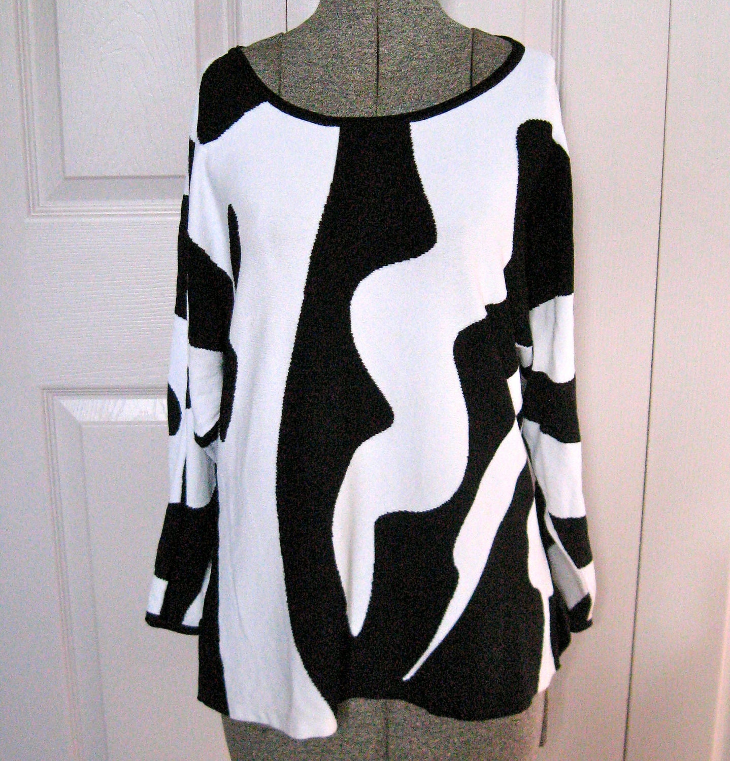Vintage BLACK AND WHITE Graphic Tunic Sweater by Anne Klein 1980s
