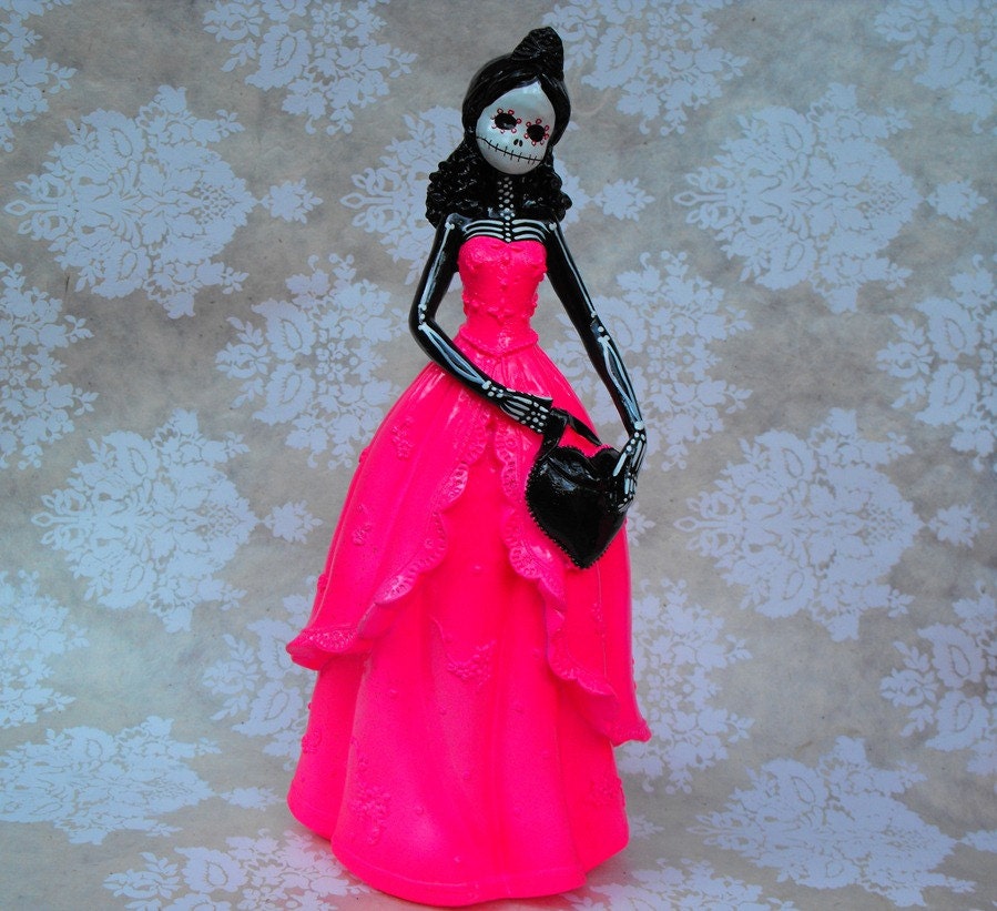 Dia De Los Muertos Skeleton Lady Statue - Hot Pink