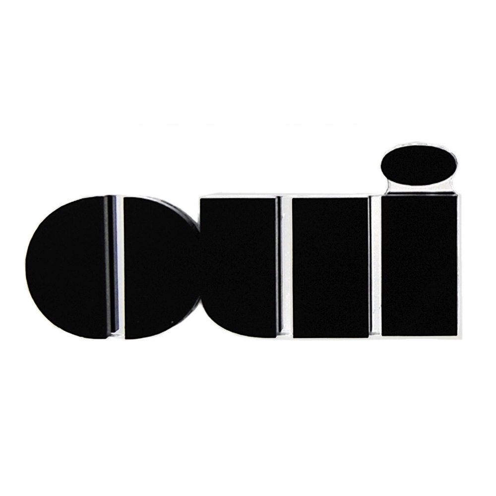 Oui brooch in black perspex