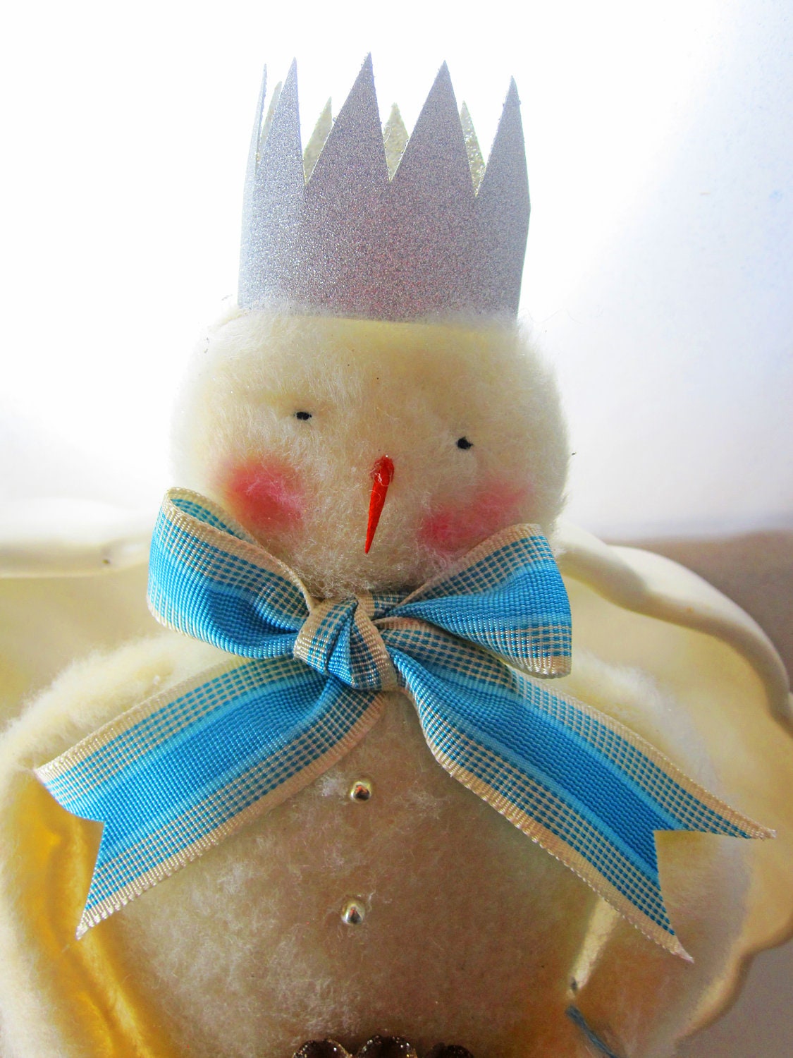 Welcome says this Darling Hanging Snowman