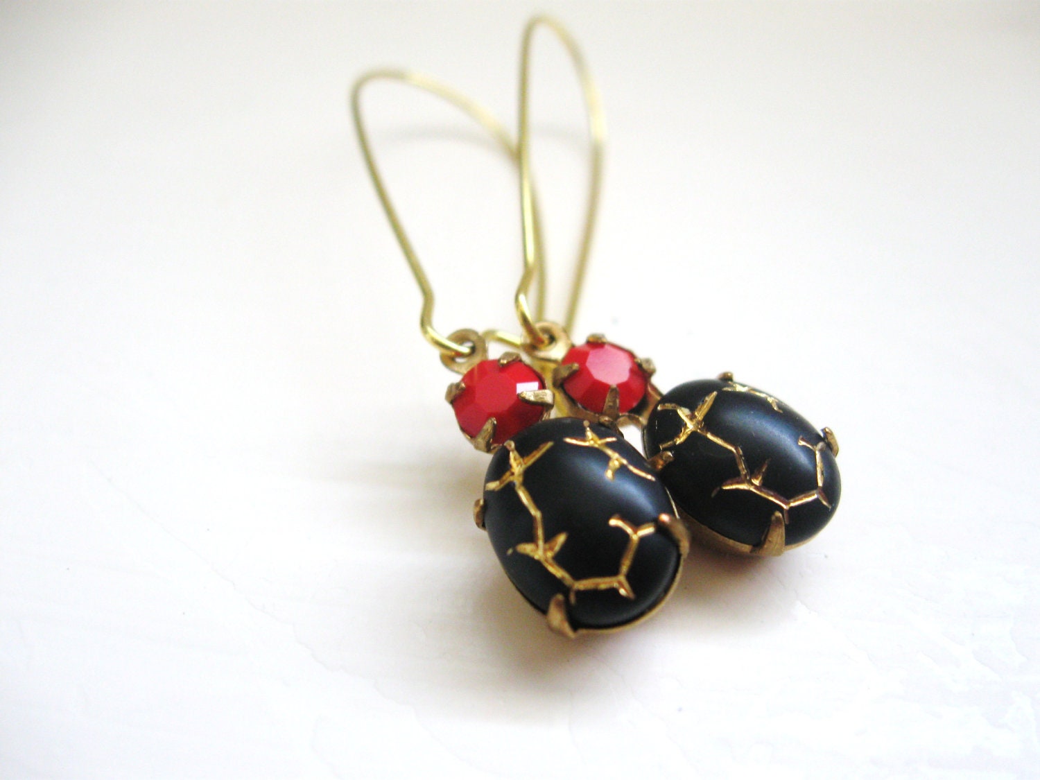 Black and Red Crackle earrings in brass - Estate Jewelry