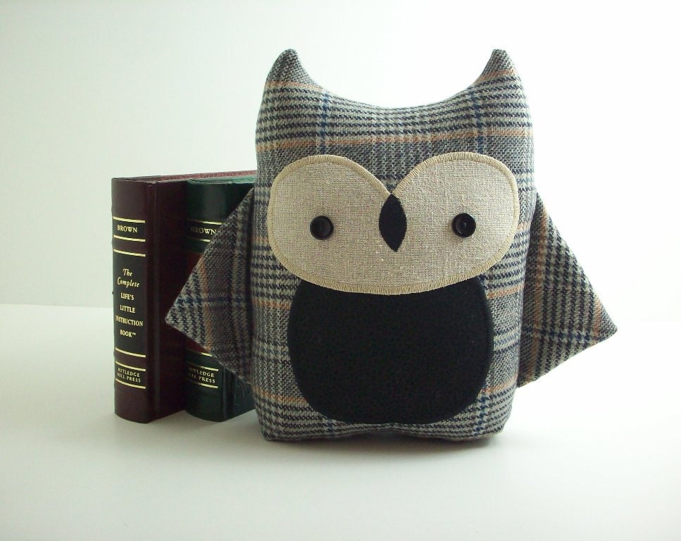 Owl pillow in grey plaid - warmpersonality