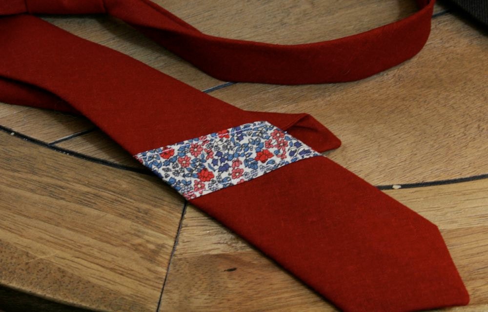 The Grosvenor- Our linen necktie with Liberty of London accent in red