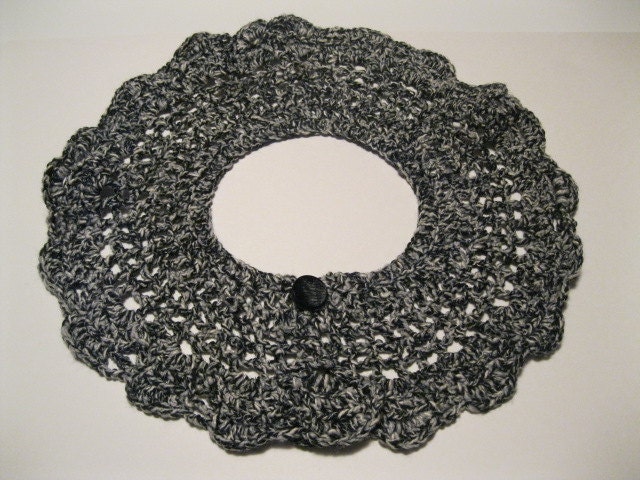 Black and White Scolloped Edge Fashion Collar Crocheted Vintage Wardrobe Accessory With Back Button Closer in Black