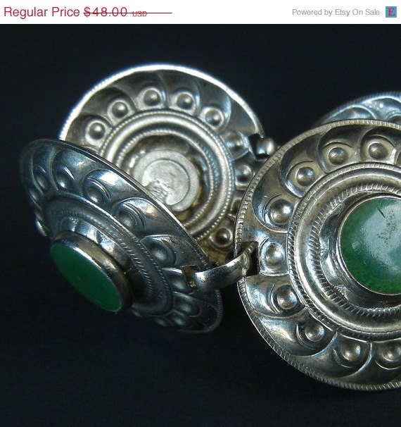 50% SALE VINTAGE Repousee SILVER and Malichite Green Linked Bracelet  /  c.1960-1980