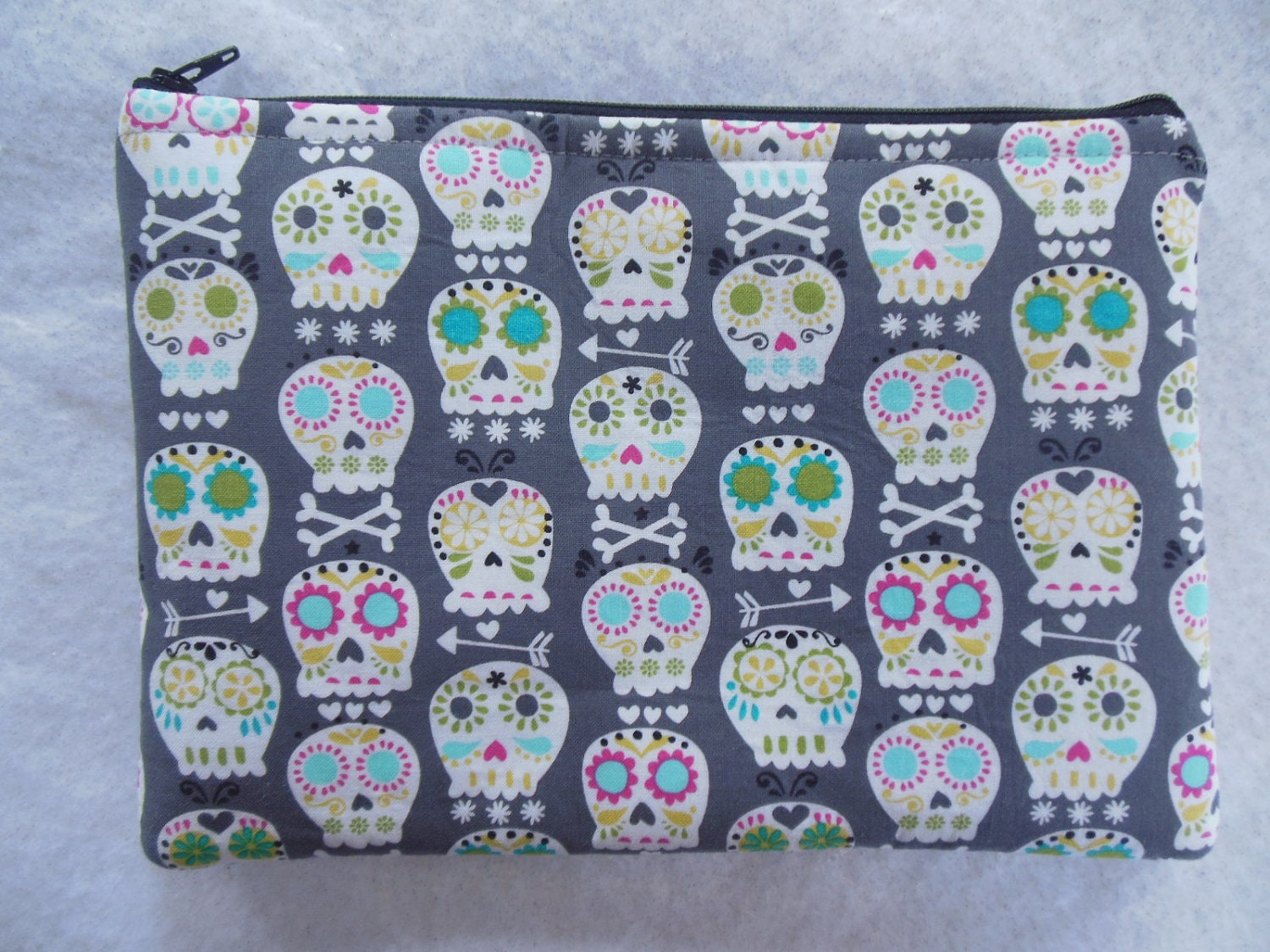 Ipad mini/Nook/Kindle/gadget holder-Skulls on gray.