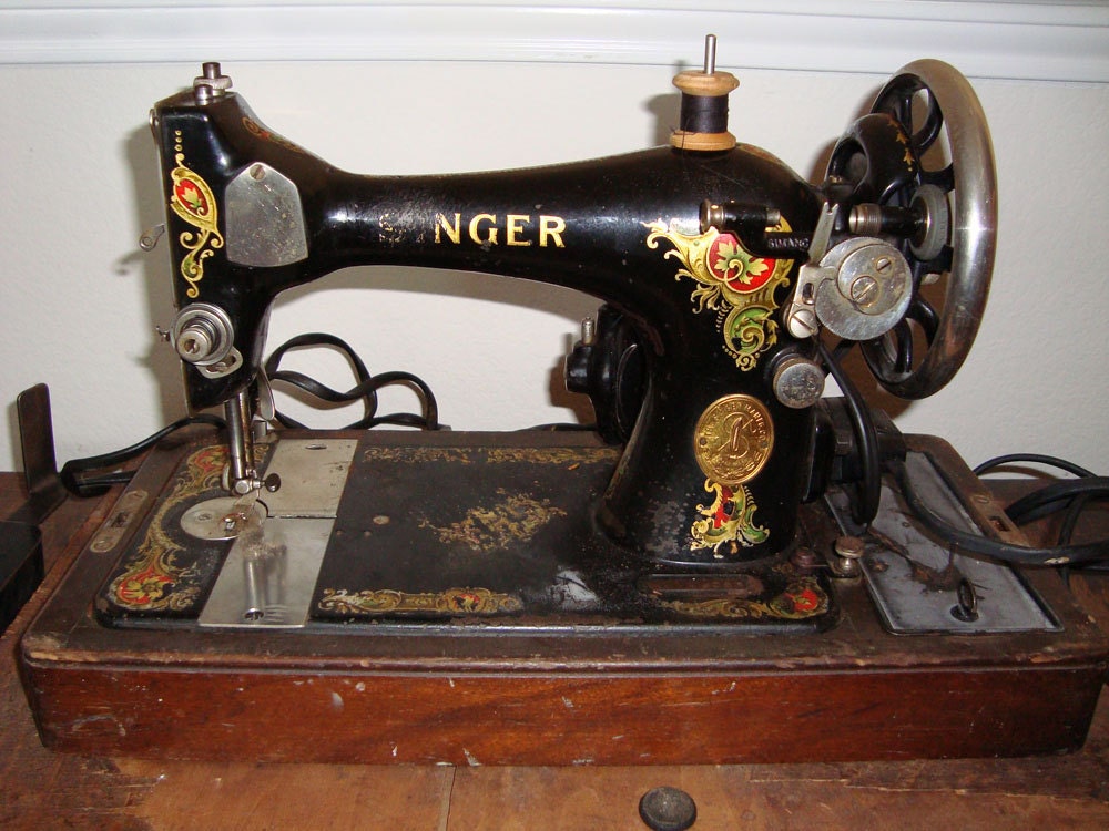 Vintage 1940's Singer Sewing Machine with Dome Case