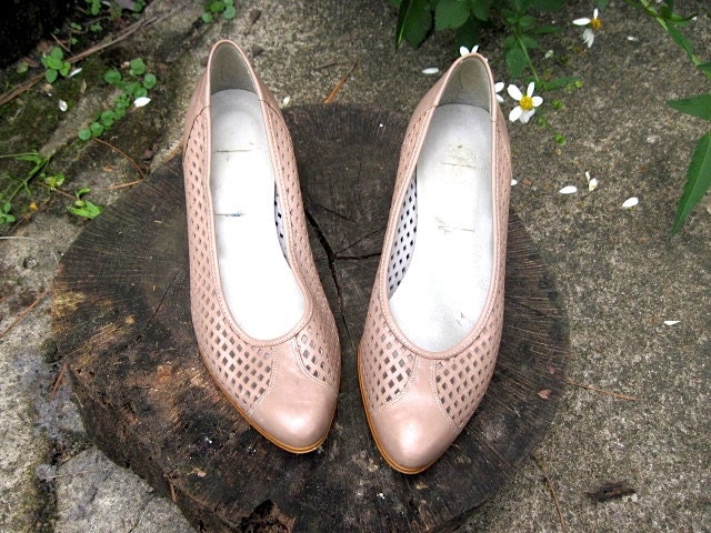 SALE Vintage // Italian Cut Out Pumps // Stacked Triangle Heel // Gypsy Dusty Pink // Size 7.5