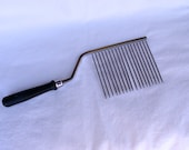 Nice VTG AngelFood Cake slicer