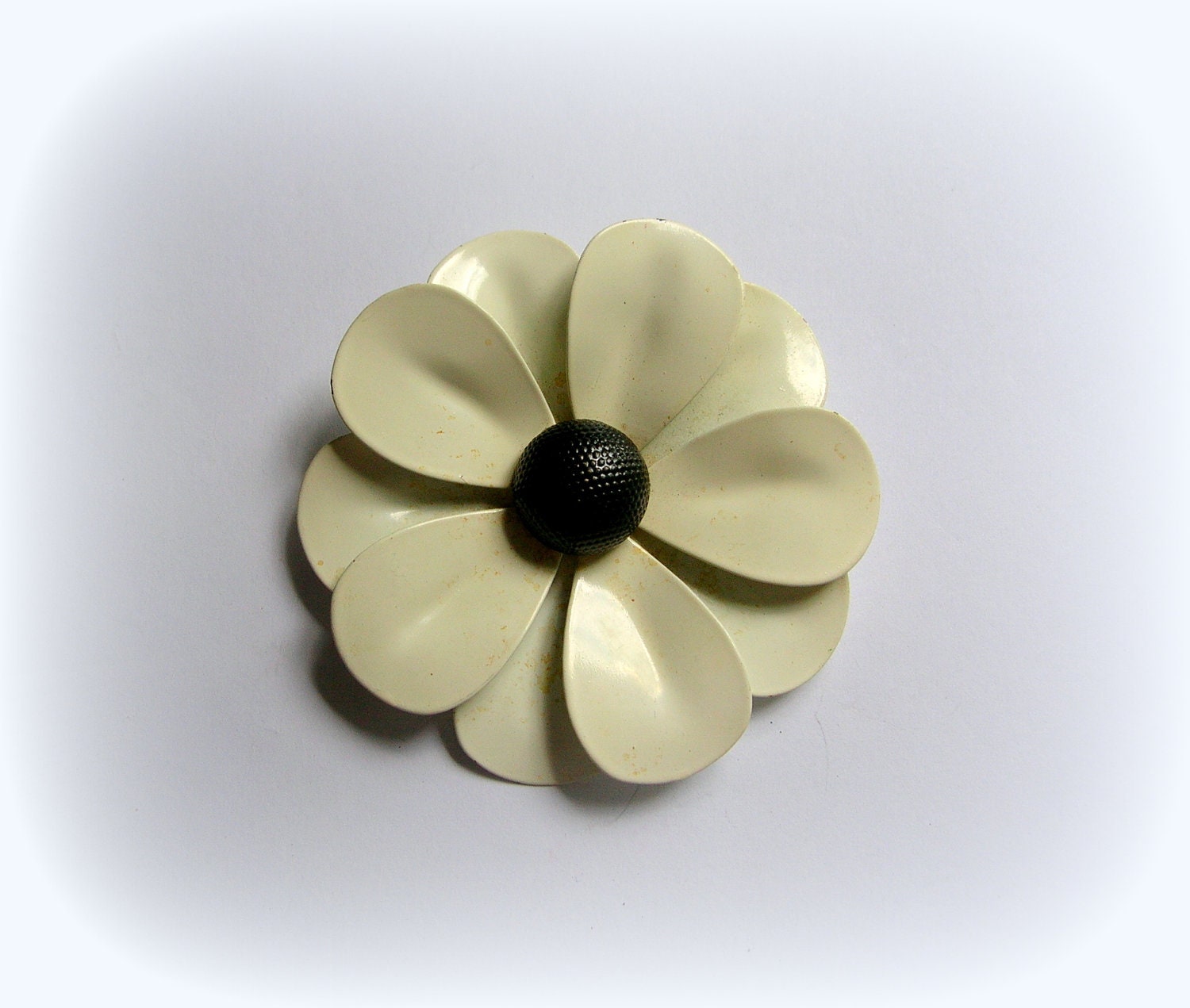 Vintage white retro enamel daisy brooch pin