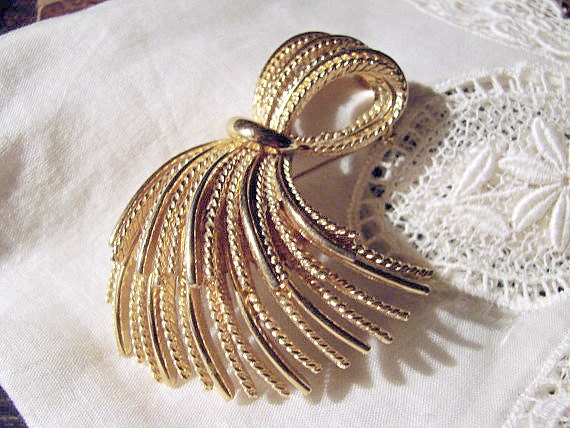 Glamorous Tassel Monet Brooch 1960