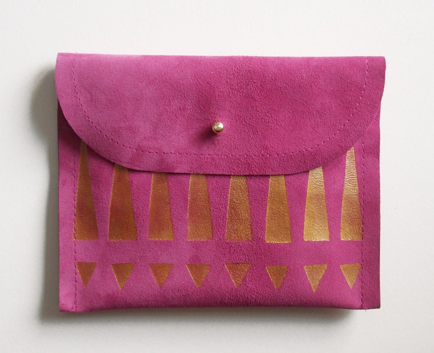 CLUTCH (m) // fuschia suede with golden tribal print