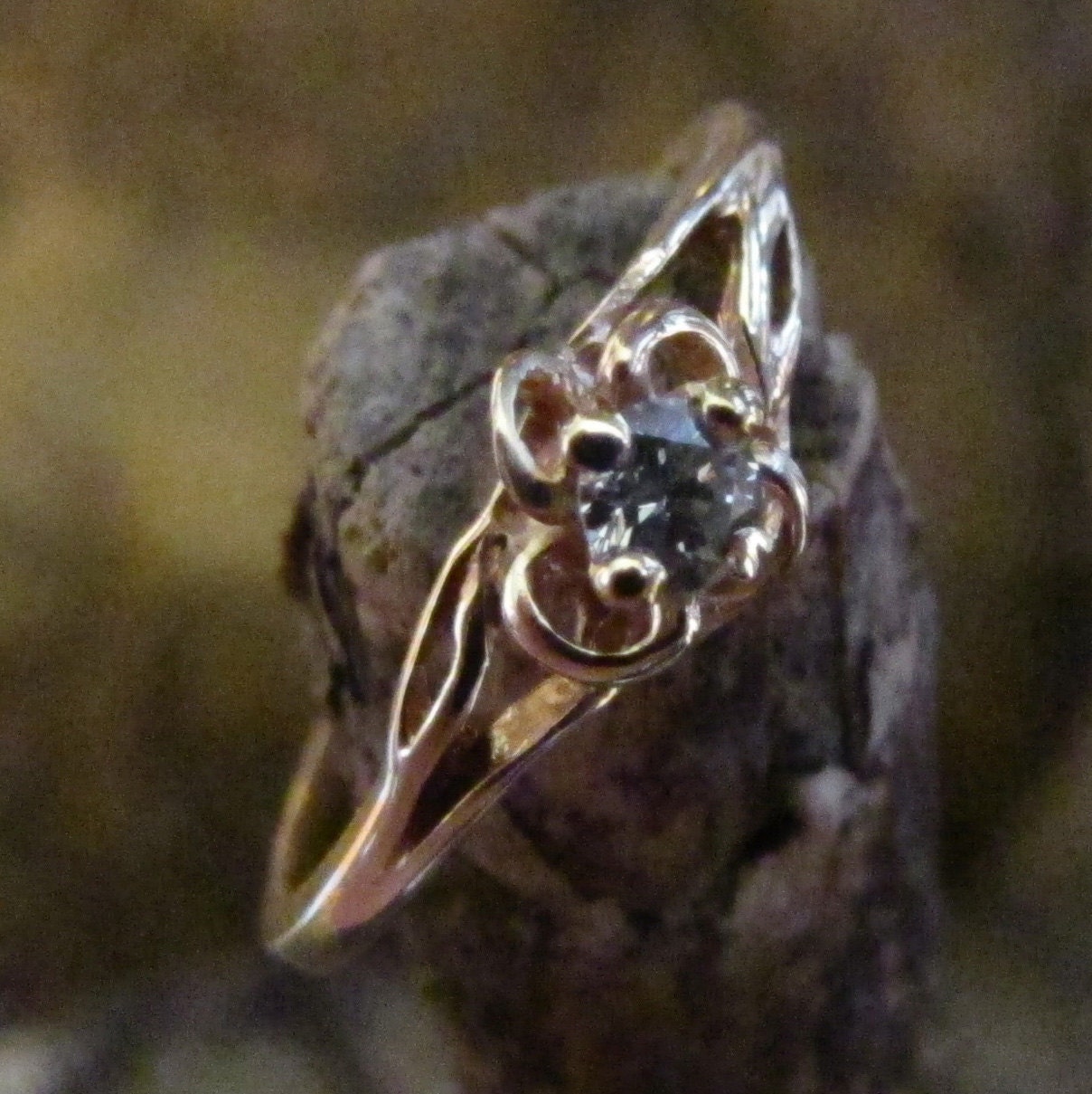 Flower in Bloom : Vintage Diamond Gold Ring, Golden Diamond Rosebud 1960s - 1970s Size 6