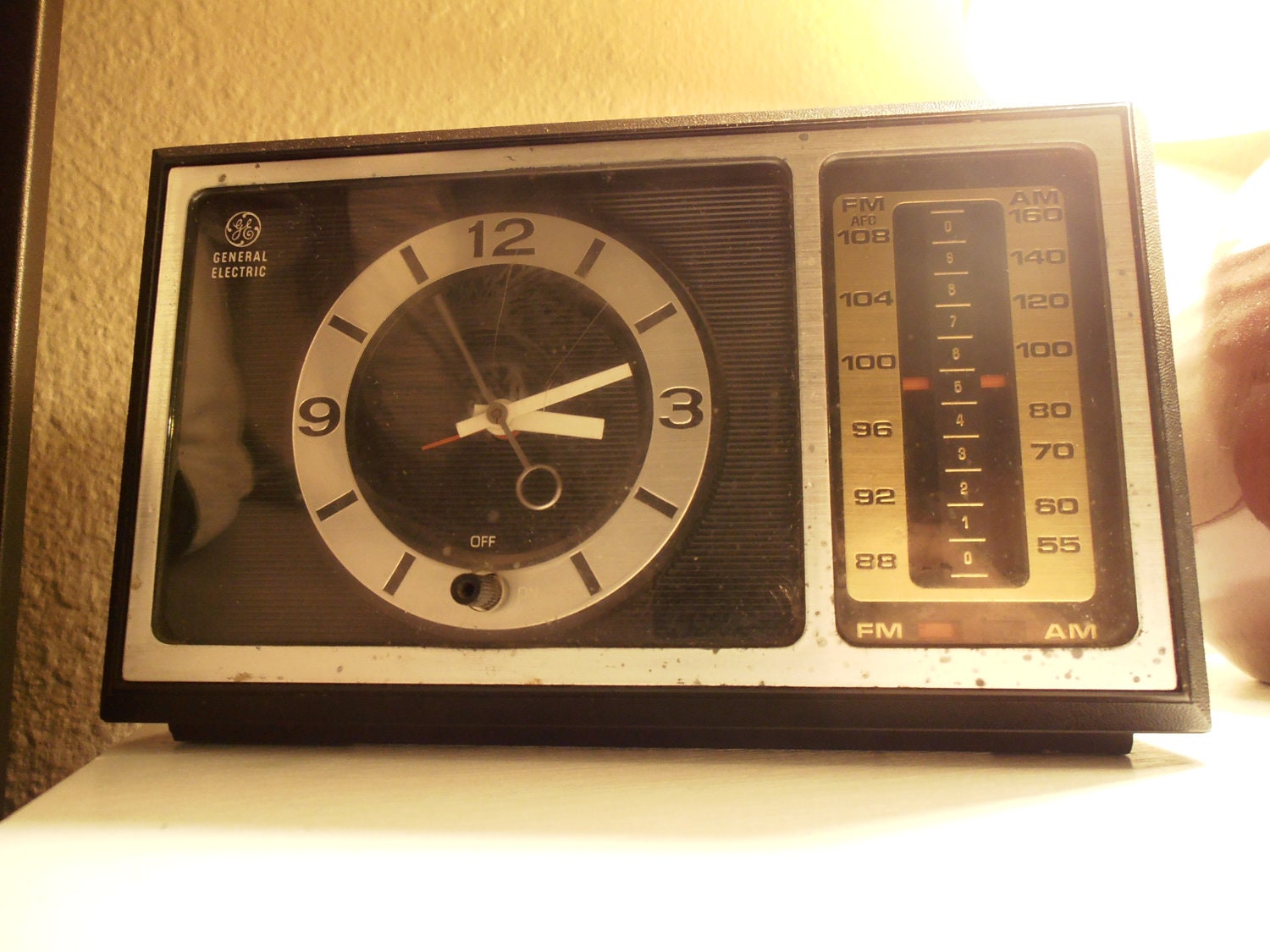 Items similar to Vintage General Electric Alarm Clock Radio on Etsy