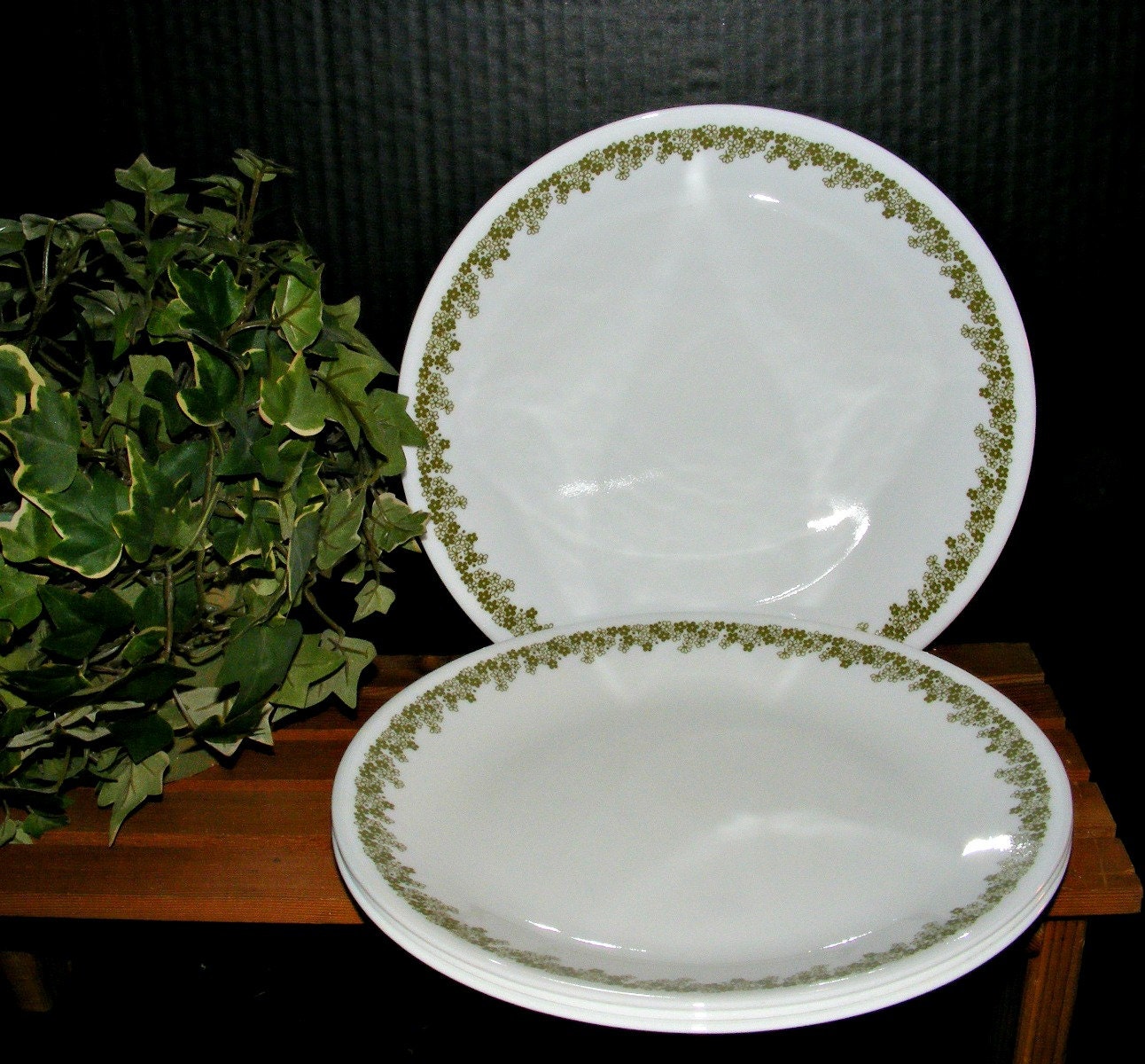 4 Vintage Corelle Crazy Daisy Green Dinner Plates by SeLEcTiViTiEs