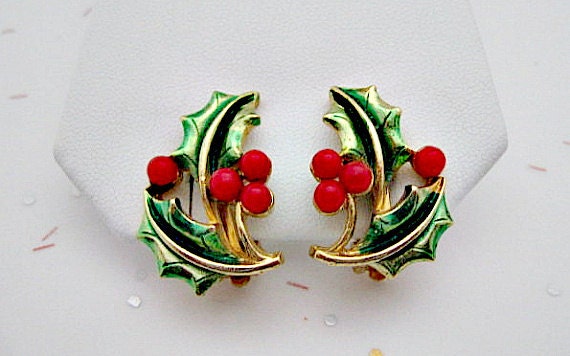 Holly and Berries Clip on Earrings - Vintage Christmas Holiday Jewelry