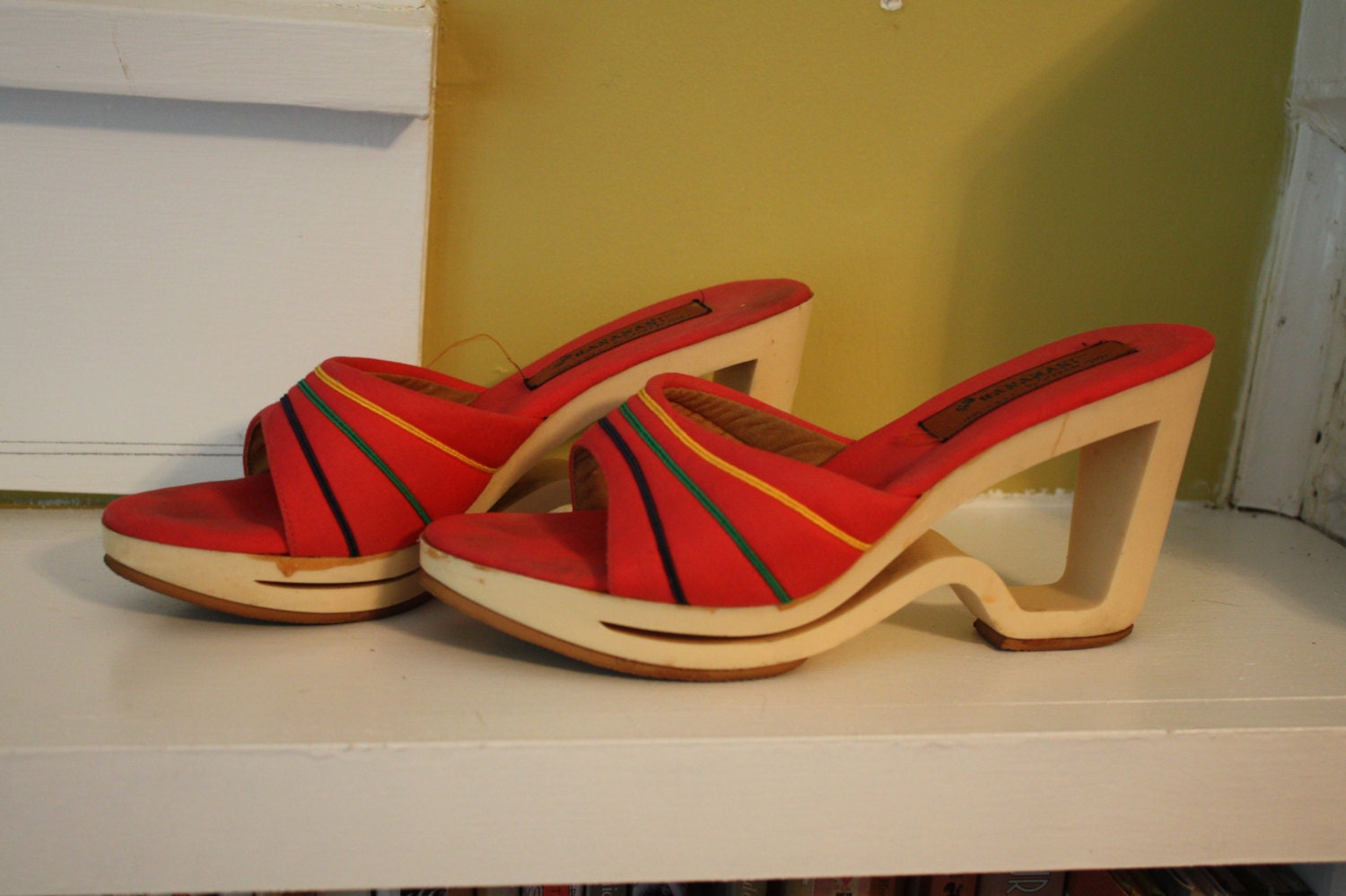 Vintage Hollow Wedge Platform Shoes.  Vintage womens shoes.  Vintage summer shoes.  Size 5