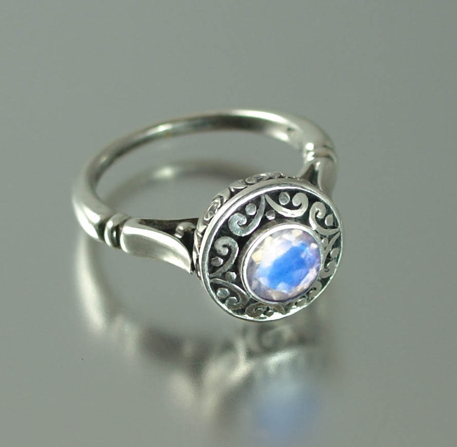 The SECRET DELIGHT silver ring with Moonstone and white sapphires