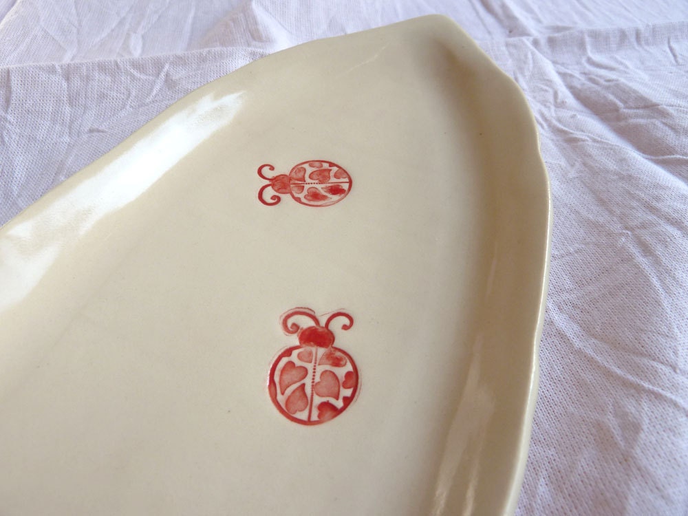 Leaf Shaped Dish with Ladybugs (KISS - Linen White)