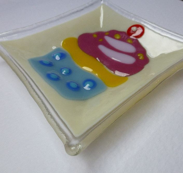 Fused Glass Dish Vanilla Cupcake with strawberry frosting - free shipping UK
