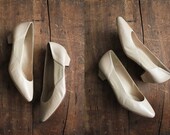 nude leather heels / vintage kitten heels / size 7.5 heels