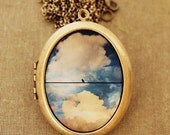 Solo Bird - Solitary Bird On A Wire Against A Colorful Vintage Cloudy Sky - Grande Photo Locket Necklace