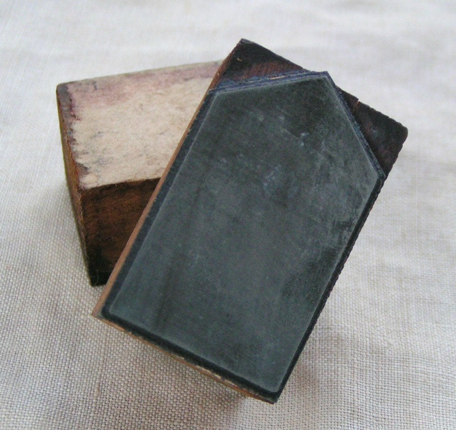 Fat Arrow. Antique Letterpress Block