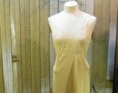 Lacy vanilla Beige Vanity Fair slip Vintage  1970s  Silky nylon  M L