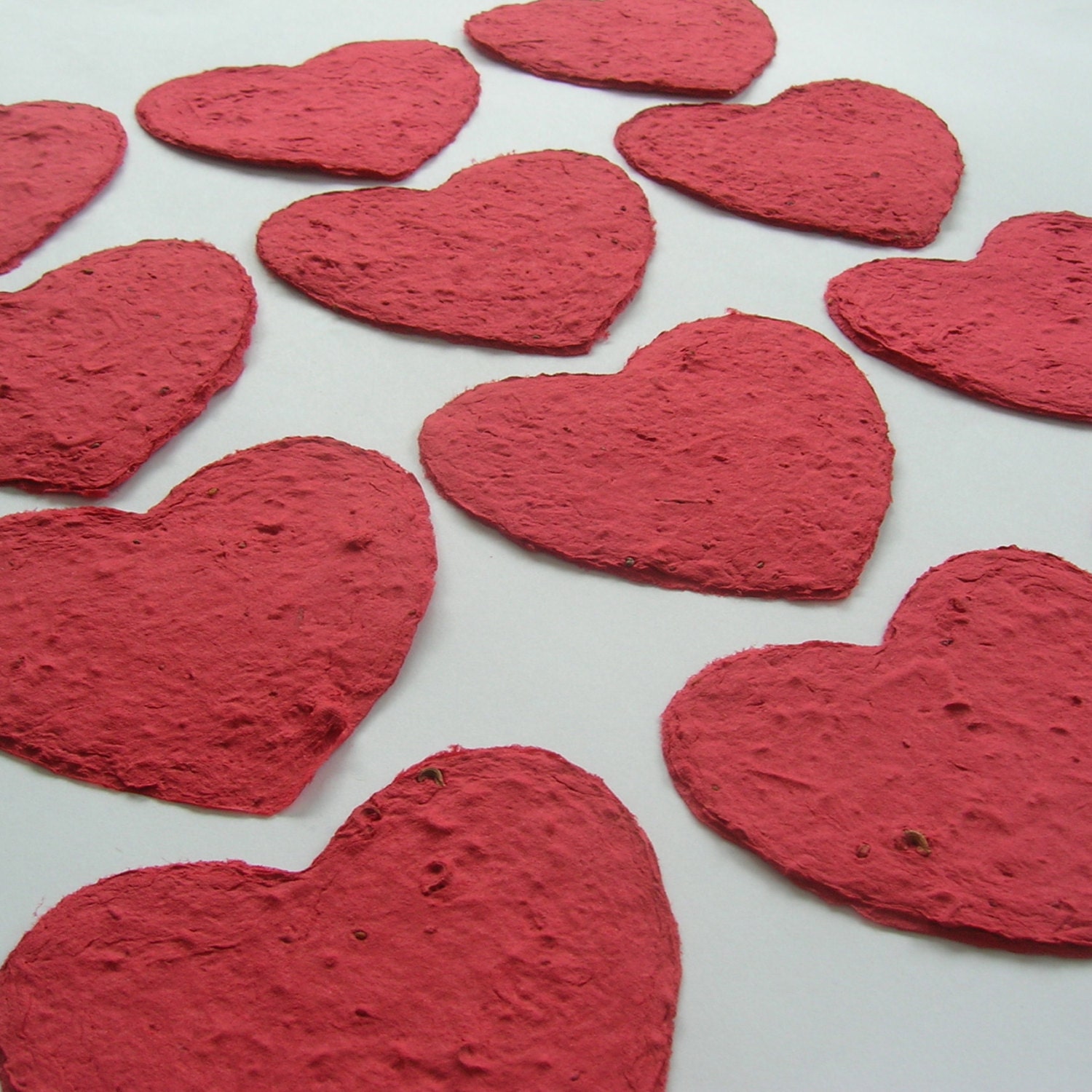 Plantable paper hearts - Wedding place card - Red hearts made of handmade paper & flower seeds - Wedding favor, Garden wedding, Love
