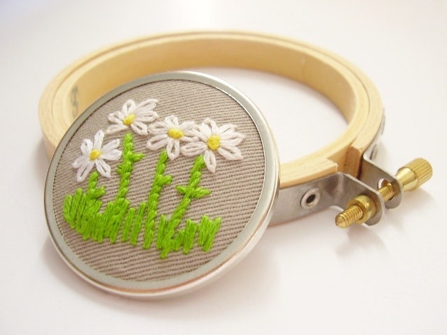 Little daisies embroidered brooch, whimsical, summer fashion, textile art wearable, hand embroidered