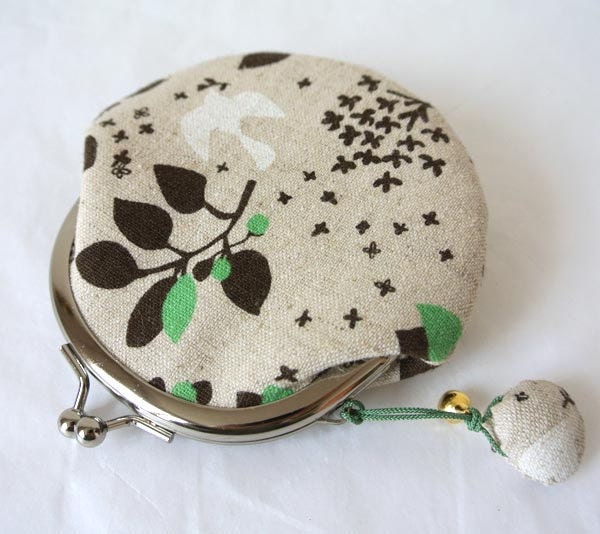 Round Coin Purse with a little shell charm- Bird and leaf Green Linen
