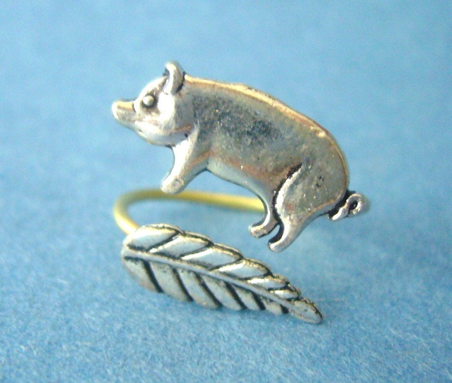 Silver piggy ring with a leaf wrap ring