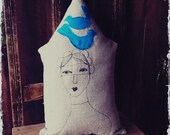 Maya, Linen pillow in the shape of a house