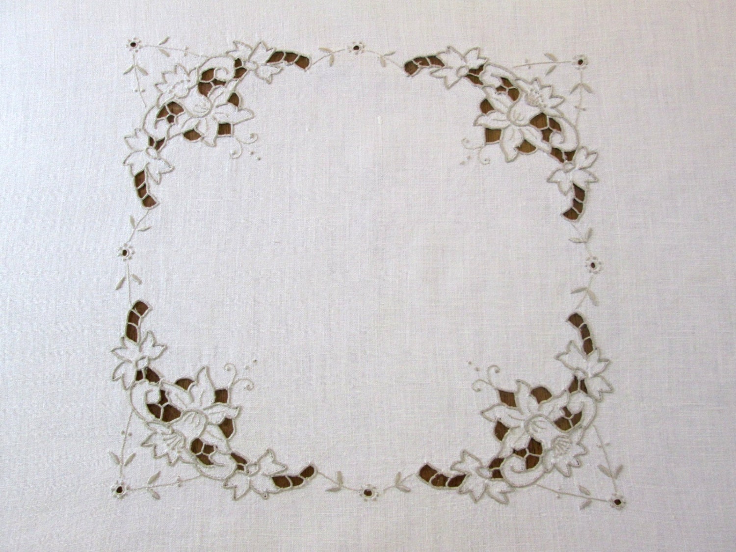 Antique Embroidered Tablecloth and Napkins Linen Tea Cloth Daffodils