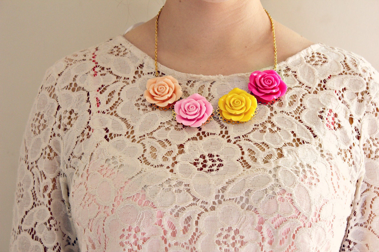 The flower statement necklace.
