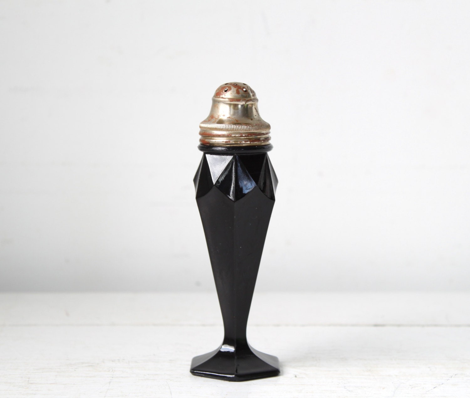 vintage black glass salt shaker. Depression glass black saltshaker, faceted pedestal. Art Deco 1930s glass / the CAVIAR BLINI shaker