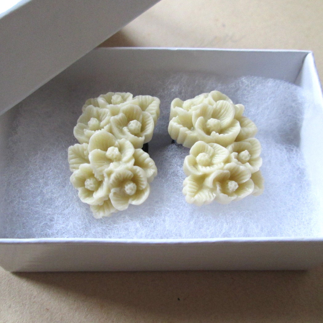 00g (10mm) Plugs for Gauged Ears - Ivory Clusters - One Pair (2pcs)