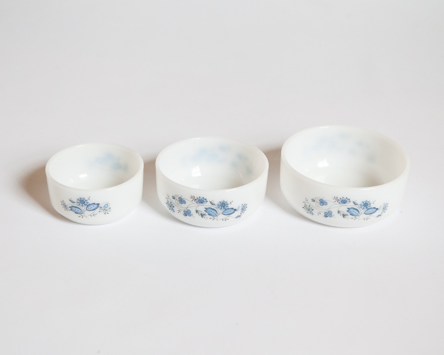 Set of 3 Vintage Blue and White Floral Milk Glass Nesting Bowls/Dishes