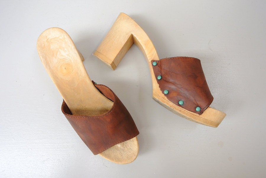 vintage leather heels / 70s platform heels / chocolate and aqua studded sandals size 8